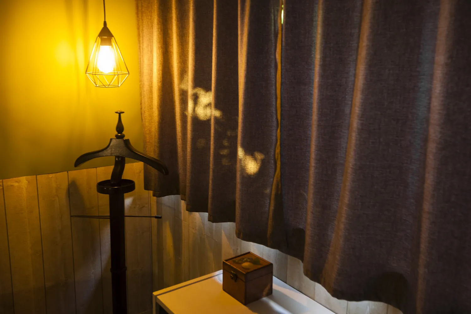 Ambiance chaleureuse du soir avec lampadaire géométrique