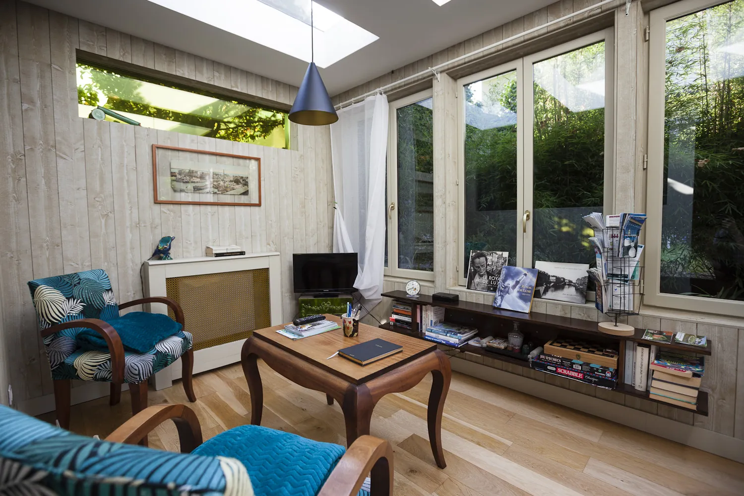Salon lumineux ouvrant sur le jardin verdoyant