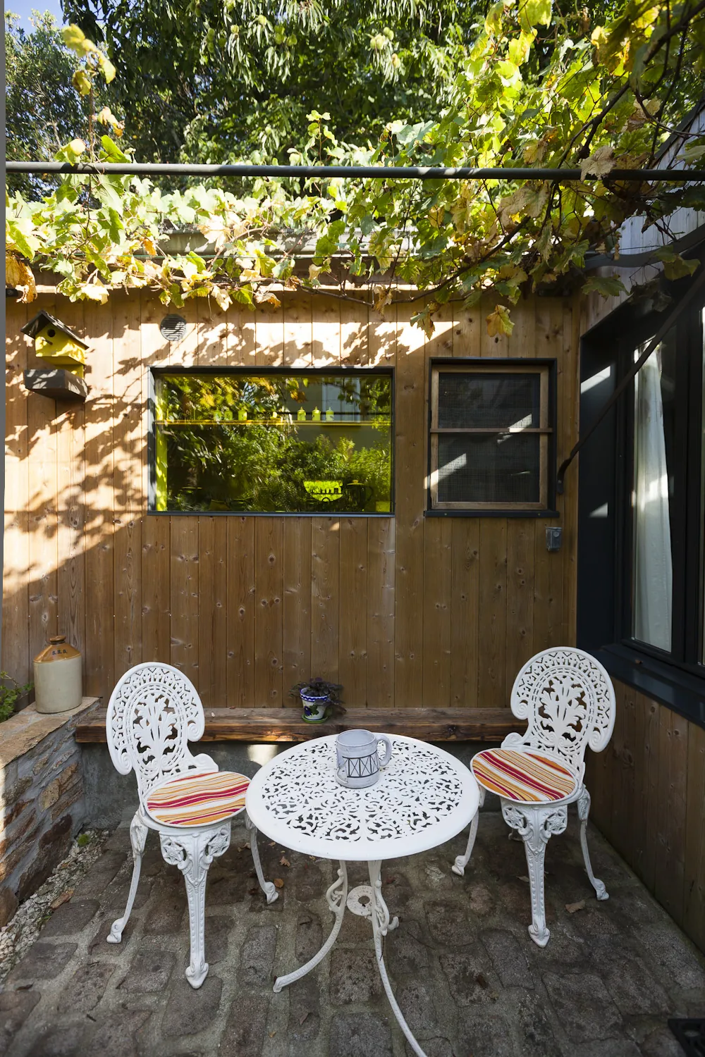 Détail de la terrasse avec vue sur le jardin